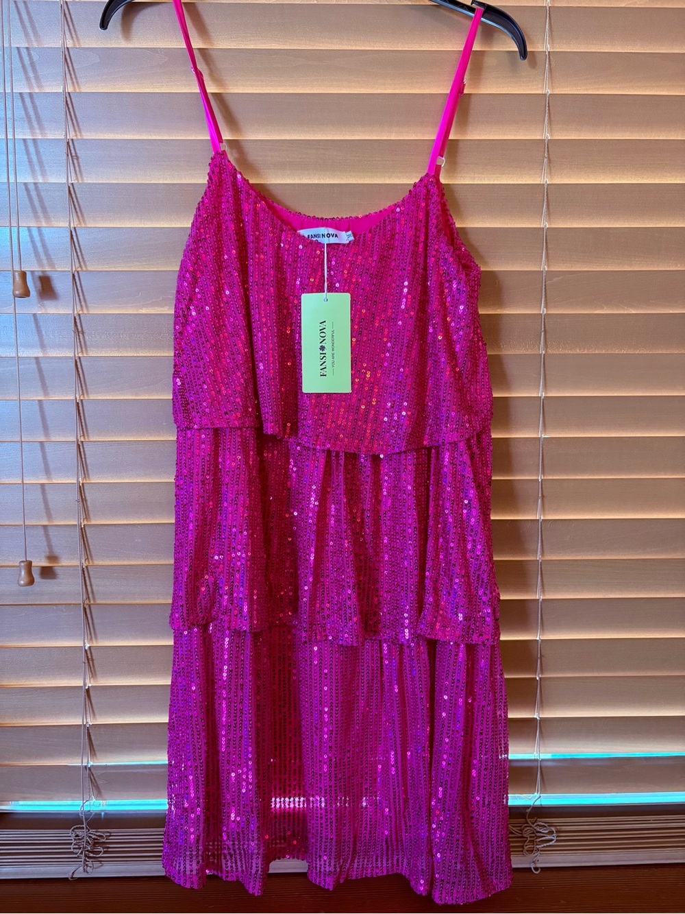 Fansi Nova NWT Fuchsia Pink Sequin Tiered Women’s Dress/ lining. Size Medium